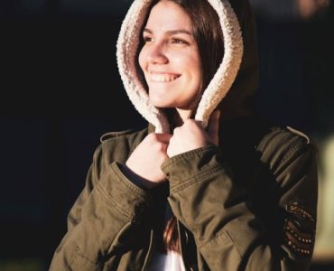 Oliwkowa kurtka w roli głównej: jasne akcenty, które rozjaśnią każdą stylizację