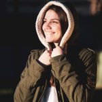Oliwkowa kurtka w roli głównej: jasne akcenty, które rozjaśnią każdą stylizację