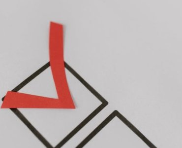 Bezpieczne polowanie na okazje: jak czytać ogłoszenia, by ominąć czerwone flagi i trafić w perełki