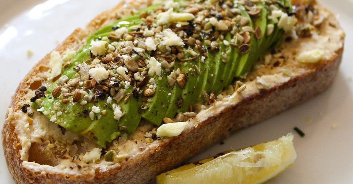 Awokado czy hummus? Kto wygrywa na kanapce i w sałatce — porównanie smaku, wartości i kalorii