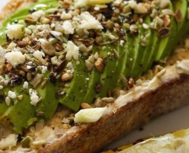 Awokado czy hummus? Kto wygrywa na kanapce i w sałatce — porównanie smaku, wartości i kalorii