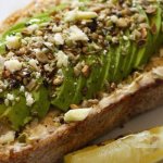 Awokado czy hummus? Kto wygrywa na kanapce i w sałatce — porównanie smaku, wartości i kalorii