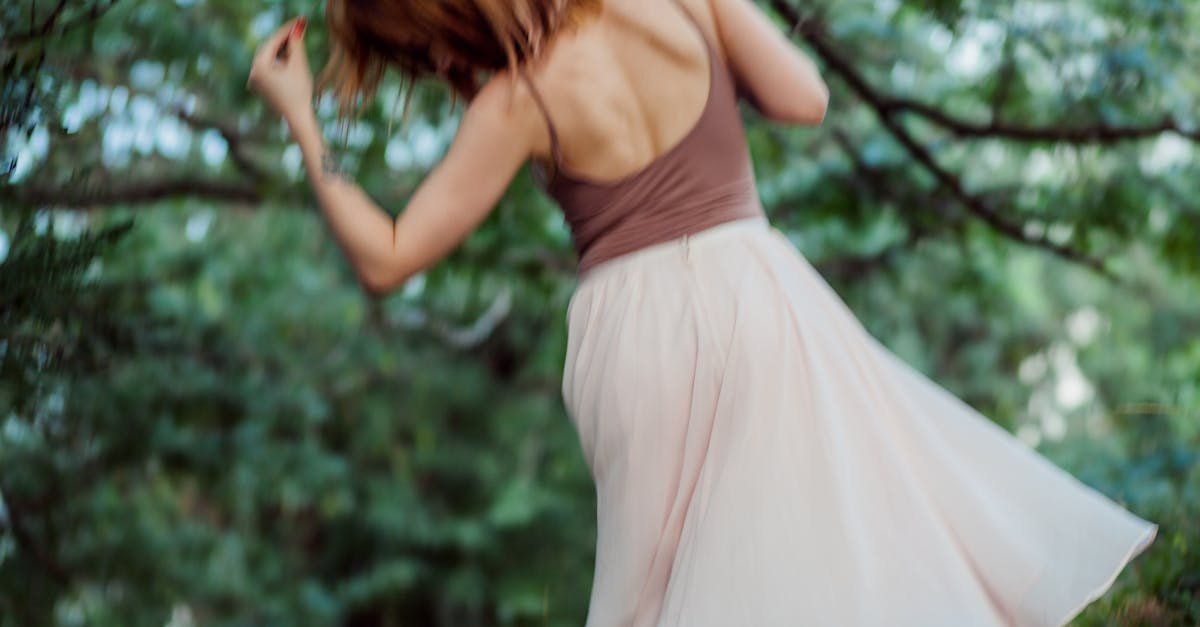Śliwka spotyka szarość: spódnica w roli głównej — 9 stylizacji, które podkręcą Twój look