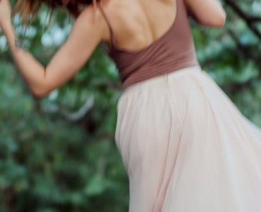Śliwka spotyka szarość: spódnica w roli głównej — 9 stylizacji, które podkręcą Twój look
