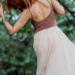 Śliwka spotyka szarość: spódnica w roli głównej — 9 stylizacji, które podkręcą Twój look
