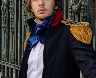 Niższy wzrost? Krój empire wydłuży Cię w sekundę – sprawdzone triki stylistki