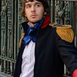 Niższy wzrost? Krój empire wydłuży Cię w sekundę – sprawdzone triki stylistki