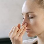Gdy nos błyszczy w samo południe: sprawdzone triki na całodzienny mat bez kompromisów