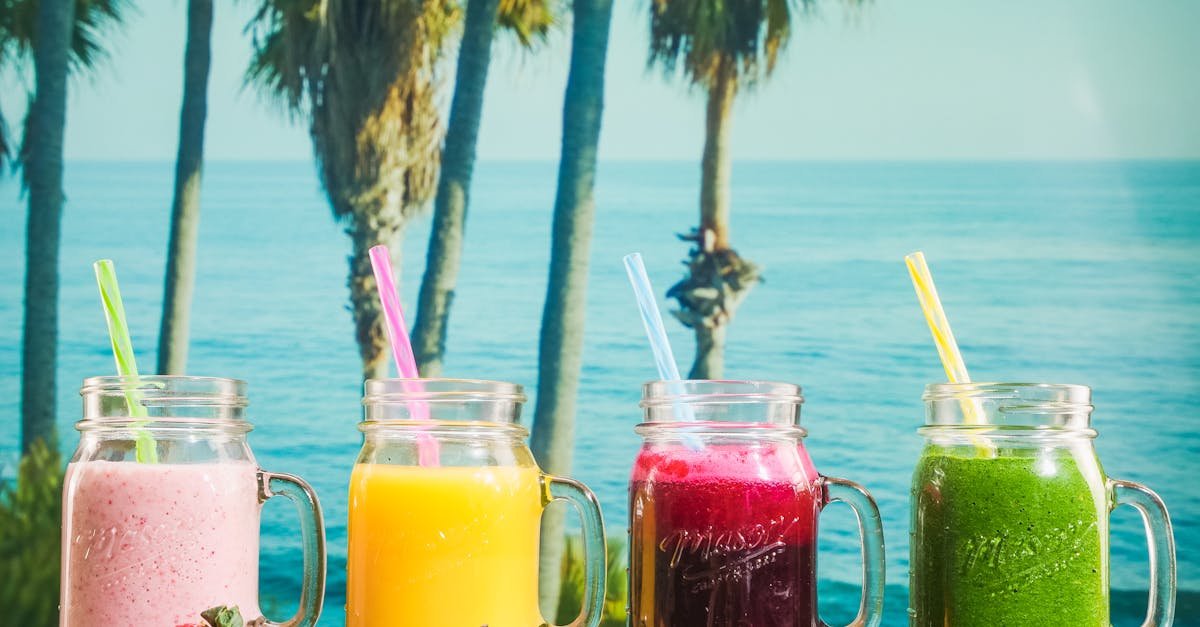 Łyżka czy słomka? Miska mocy kontra szklanka energii — którą wersję smoothie pokochasz bardziej?