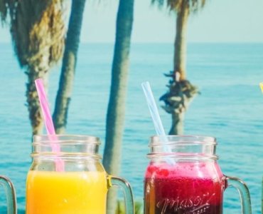 Łyżka czy słomka? Miska mocy kontra szklanka energii — którą wersję smoothie pokochasz bardziej?