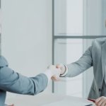 Most do porozumienia z przełożoną: 7 prostych sposobów na zbudowanie wzajemnego zaufania