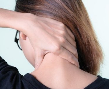 Szyja „strzela” po przebudzeniu? Skąd te trzaski i 7 prostych sposobów na ulgę