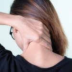 Szyja „strzela” po przebudzeniu? Skąd te trzaski i 7 prostych sposobów na ulgę