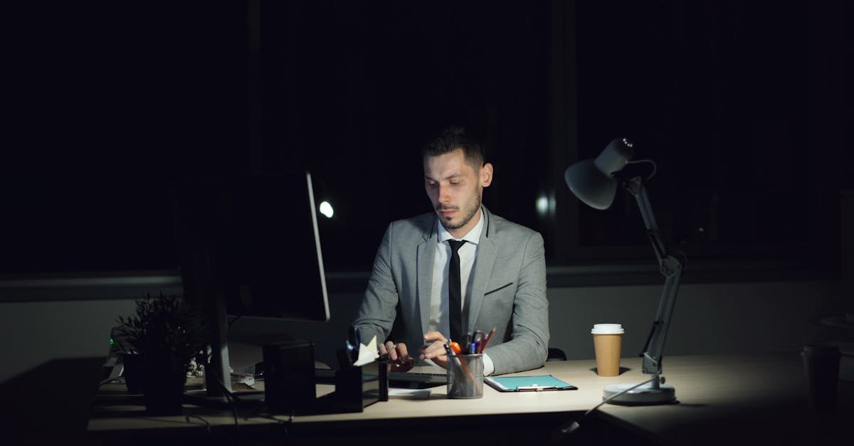 Zawsze online po pracy? Jak wyznaczać zdrowe granice dostępności i odzyskać wieczory