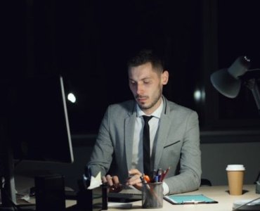 Zawsze online po pracy? Jak wyznaczać zdrowe granice dostępności i odzyskać wieczory