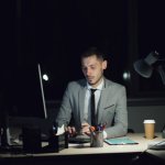 Zawsze online po pracy? Jak wyznaczać zdrowe granice dostępności i odzyskać wieczory