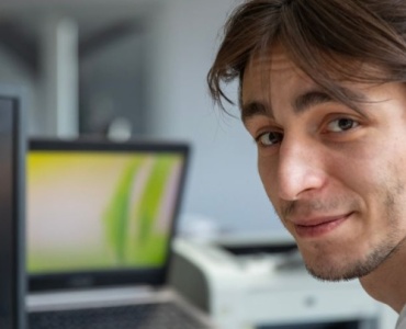 Koniec z pieczeniem oczu przy ekranie: 12 prostych nawyków, które od razu przyniosą ulgę