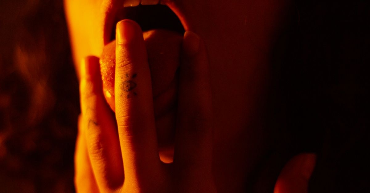 Budzi Cię biały nalot na języku? Oto przyczyny i szybkie sposoby na świeży start dnia