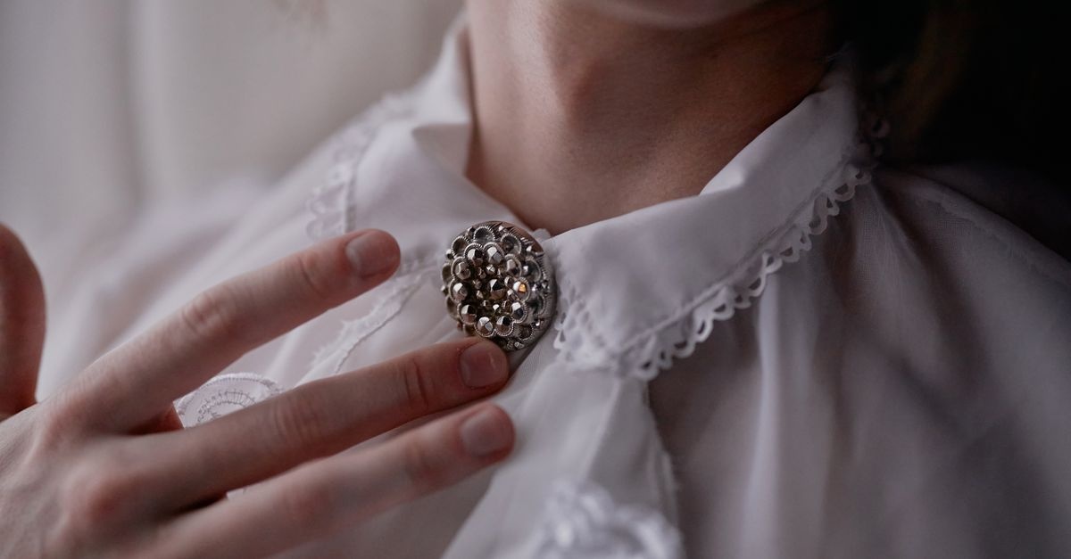 Miękki sweter + broszka vintage: mały detal, wielka metamorfoza