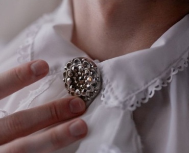 Miękki sweter + broszka vintage: mały detal, wielka metamorfoza