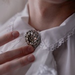 Miękki sweter + broszka vintage: mały detal, wielka metamorfoza